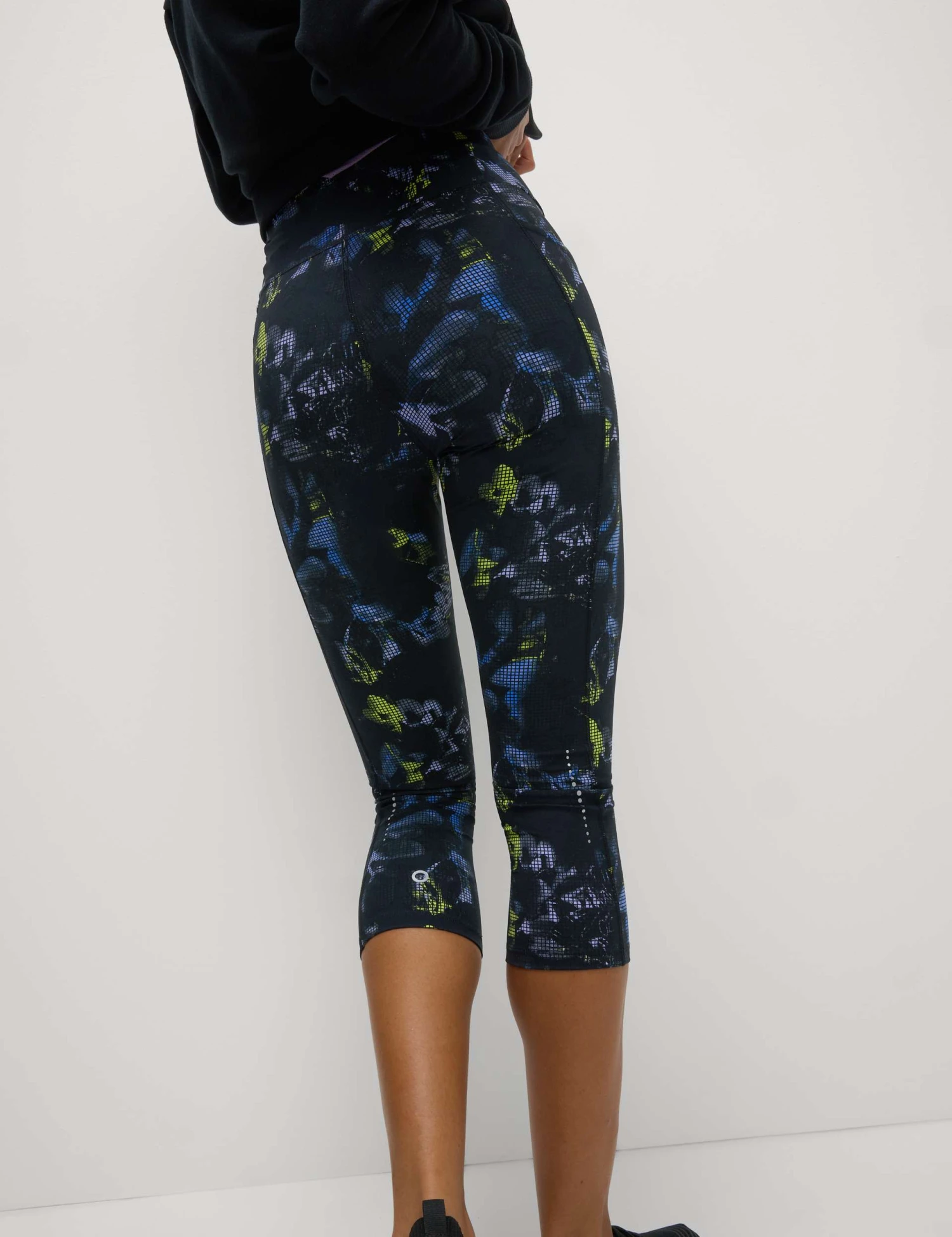 Go Train High Waisted Cropped Gym Leggings 7 Go Train High Waisted Cropped Gym Leggings - Image 5
