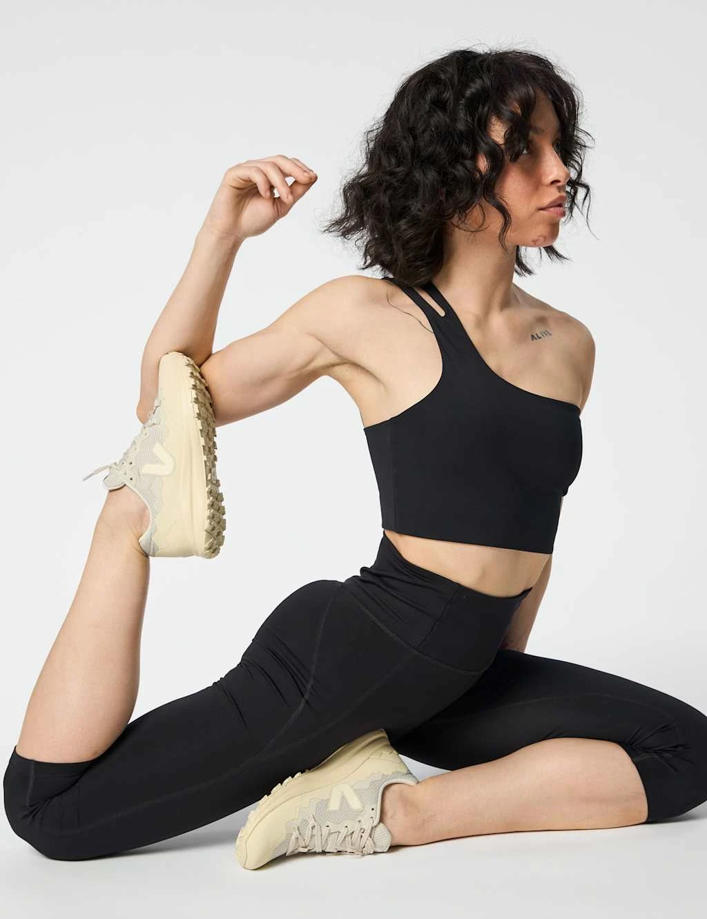 Girlfriend Collective Uma One Shoulder Non Wired Sports Bra (S-XL) 13 Girlfriend Collective Uma One Shoulder Non Wired Sports Bra (S-XL) - Image 11