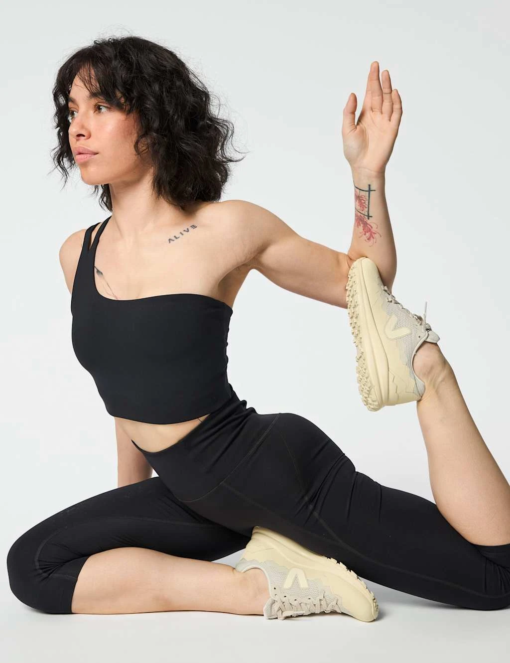 Girlfriend Collective Uma One Shoulder Non Wired Sports Bra (S-XL) 14 Girlfriend Collective Uma One Shoulder Non Wired Sports Bra (S-XL) - Image 12