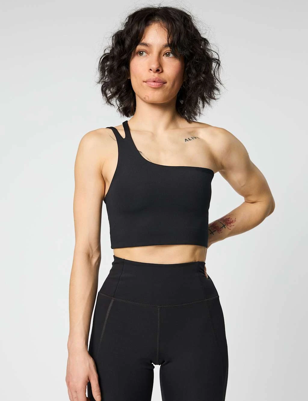 Girlfriend Collective Uma One Shoulder Non Wired Sports Bra (S-XL) 19 Girlfriend Collective Uma One Shoulder Non Wired Sports Bra (S-XL) - Image 17
