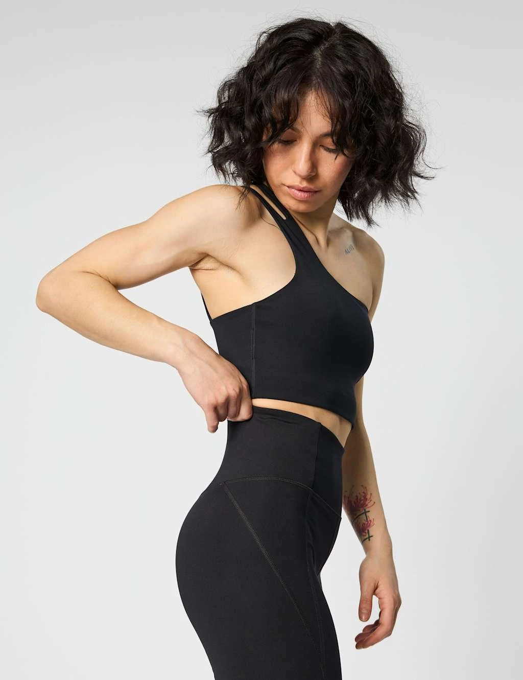 Girlfriend Collective Uma One Shoulder Non Wired Sports Bra (S-XL) 12 Girlfriend Collective Uma One Shoulder Non Wired Sports Bra (S-XL) - Image 10